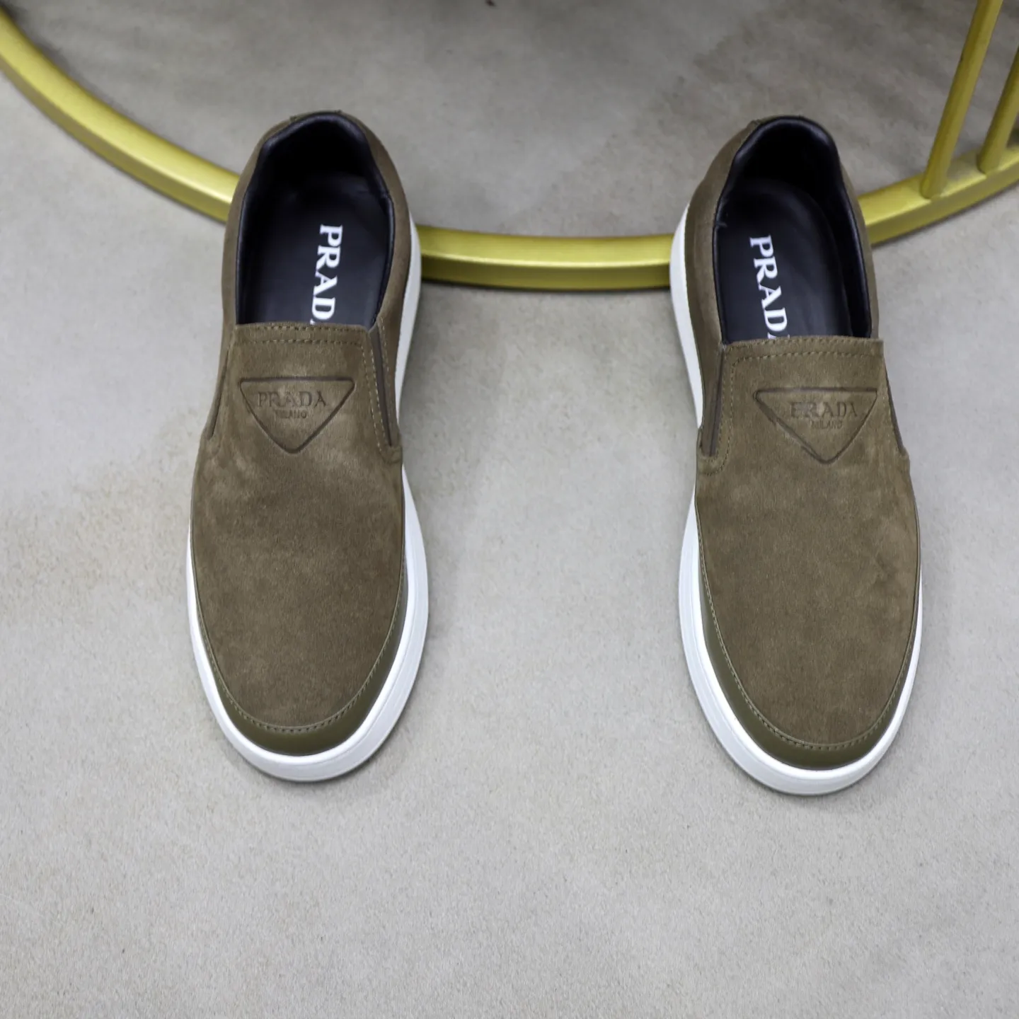Ex-factory price: 420💰🙅‍♂️🙅‍♂️🙅‍♂️ Brand: PRADA Standard code: 38-44 (45 customized) Grade: Same as the official website Material: Original leather splicing, comfortable and breathable lining, original wear-resistant outsole Style category: Men's fashionable casual shoes, running shoes, noble luxury brand elements, top luxury Color: actual picture color